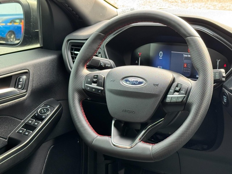 Ford Escape Vehicle Full-screen Gallery Image 12