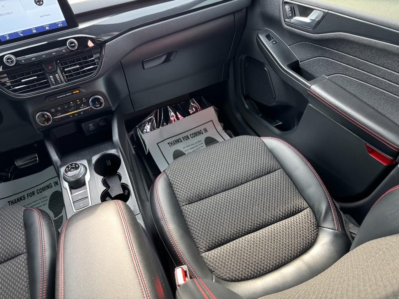 Ford Escape Vehicle Full-screen Gallery Image 15