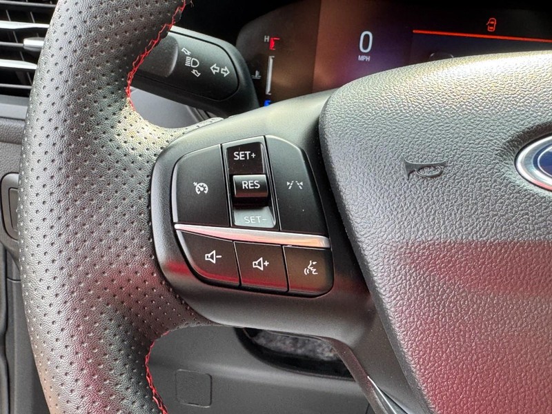 Ford Escape Vehicle Full-screen Gallery Image 16