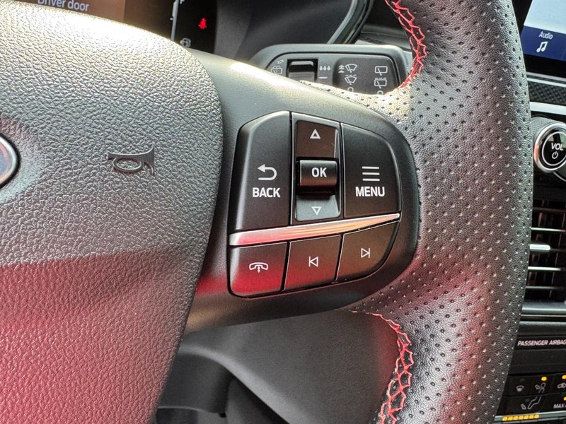 Ford Escape Vehicle Full-screen Gallery Image 17