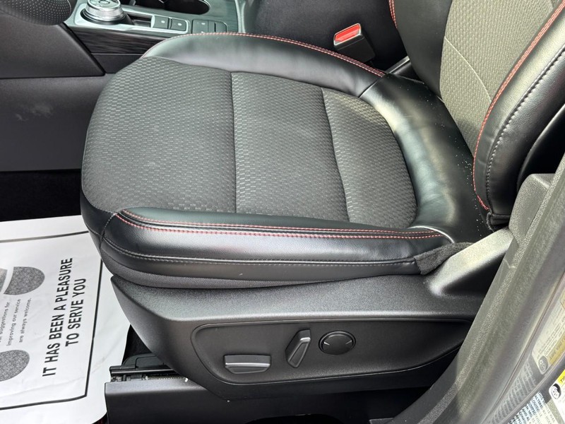 Ford Escape Vehicle Full-screen Gallery Image 22