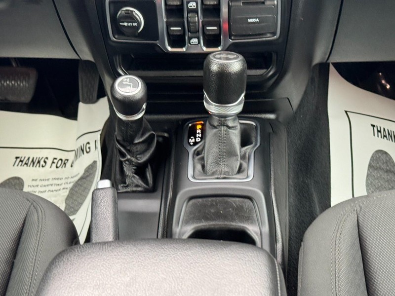 Jeep Wrangler Vehicle Full-screen Gallery Image 13