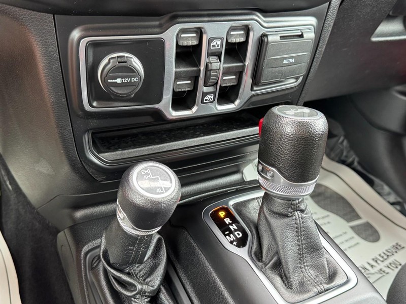 Jeep Wrangler Vehicle Full-screen Gallery Image 18