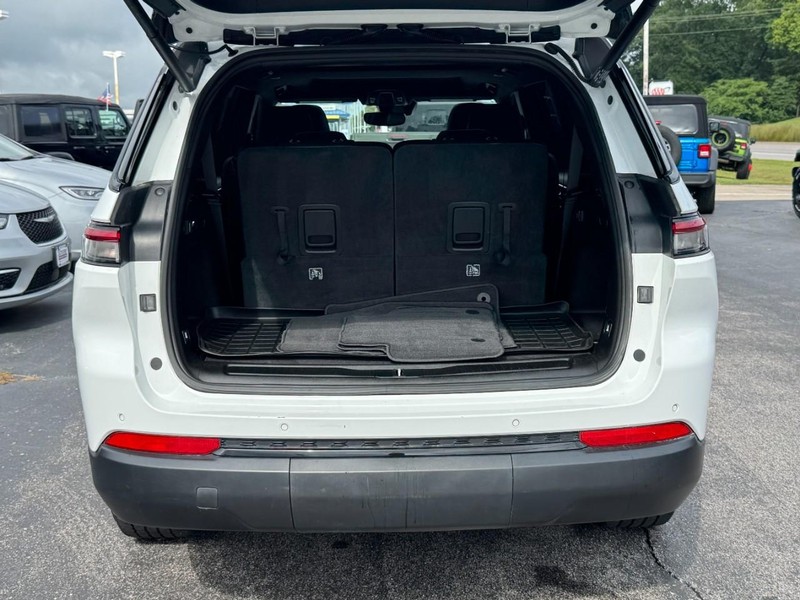 Jeep Grand Cherokee L Vehicle Full-screen Gallery Image 05