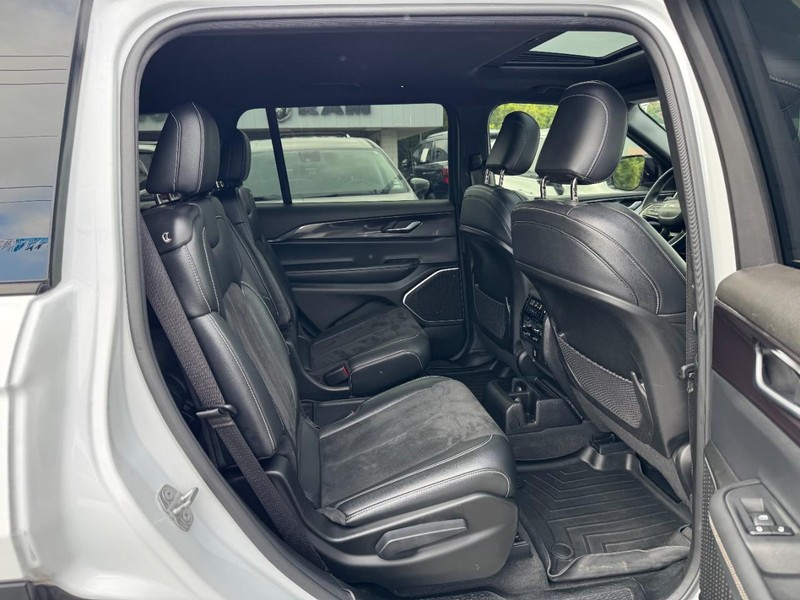 Jeep Grand Cherokee L Vehicle Full-screen Gallery Image 10