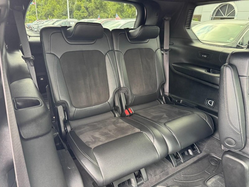 Jeep Grand Cherokee L Vehicle Full-screen Gallery Image 11