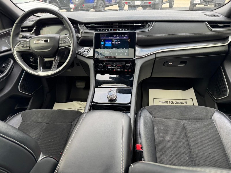 Jeep Grand Cherokee L Vehicle Full-screen Gallery Image 13