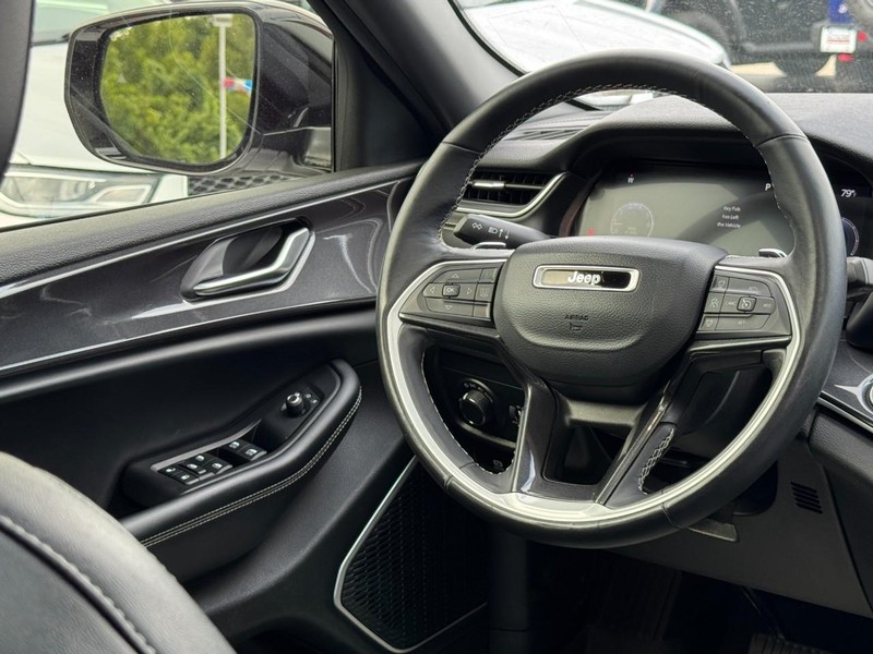 Jeep Grand Cherokee L Vehicle Full-screen Gallery Image 14