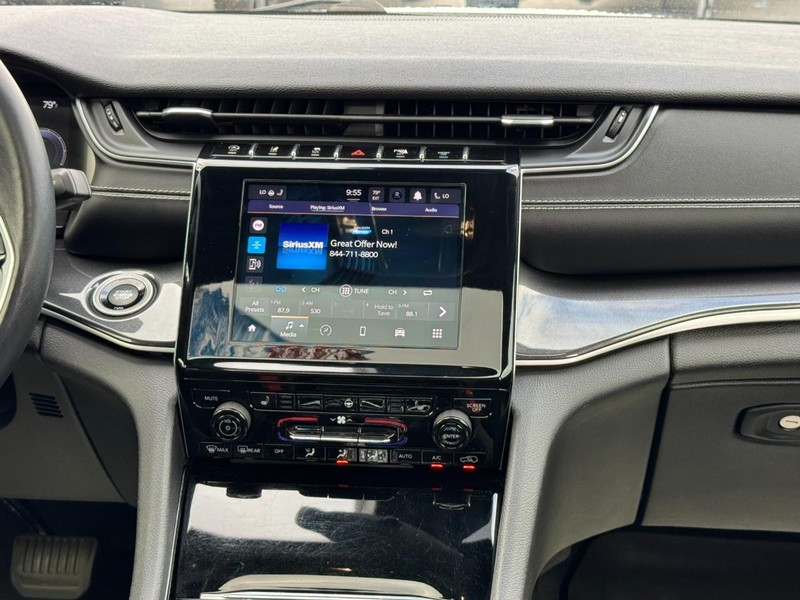 Jeep Grand Cherokee L Vehicle Full-screen Gallery Image 15