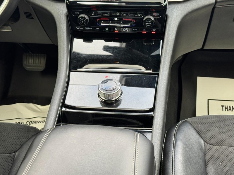 Jeep Grand Cherokee L Vehicle Full-screen Gallery Image 16