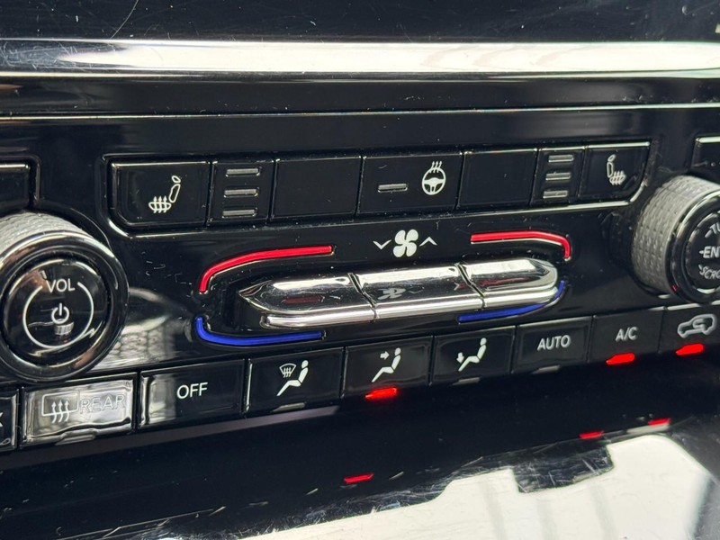 Jeep Grand Cherokee L Vehicle Full-screen Gallery Image 21