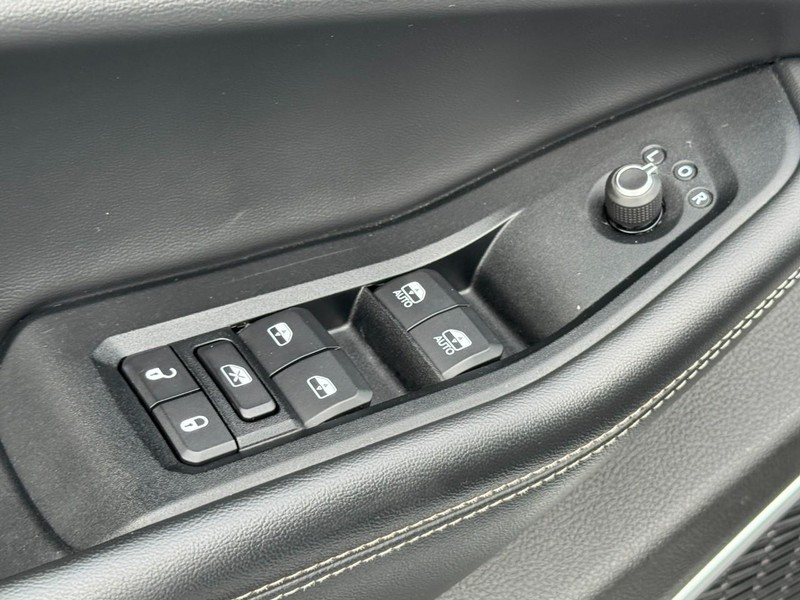 Jeep Grand Cherokee L Vehicle Full-screen Gallery Image 23