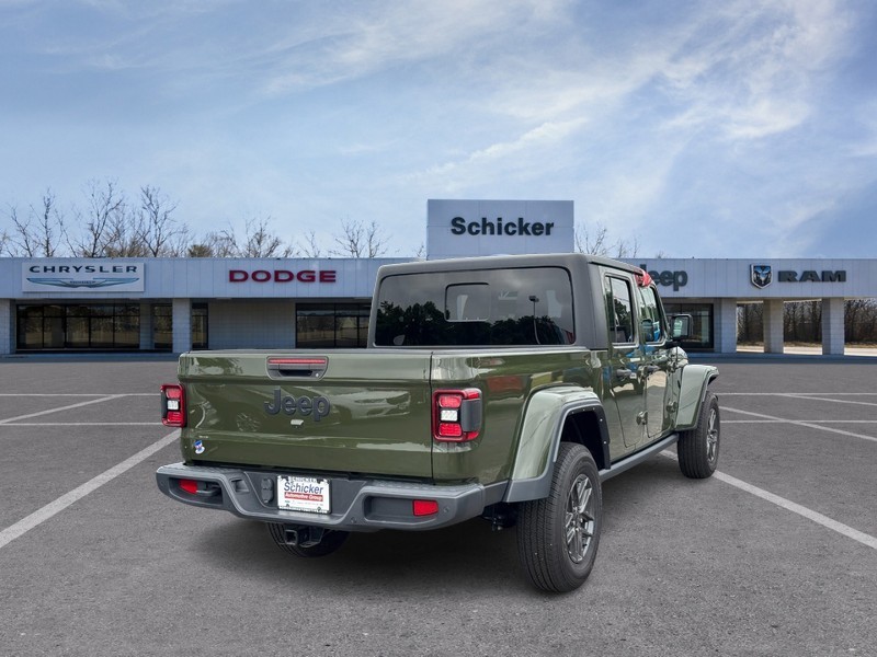 Jeep Gladiator Vehicle Full-screen Gallery Image 03
