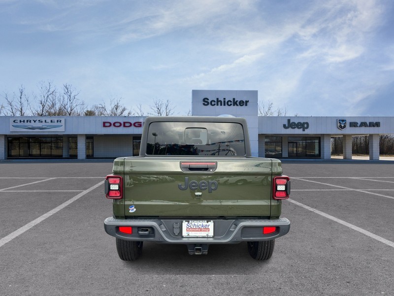 Jeep Gladiator Vehicle Full-screen Gallery Image 04