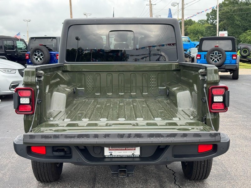 Jeep Gladiator Vehicle Full-screen Gallery Image 05