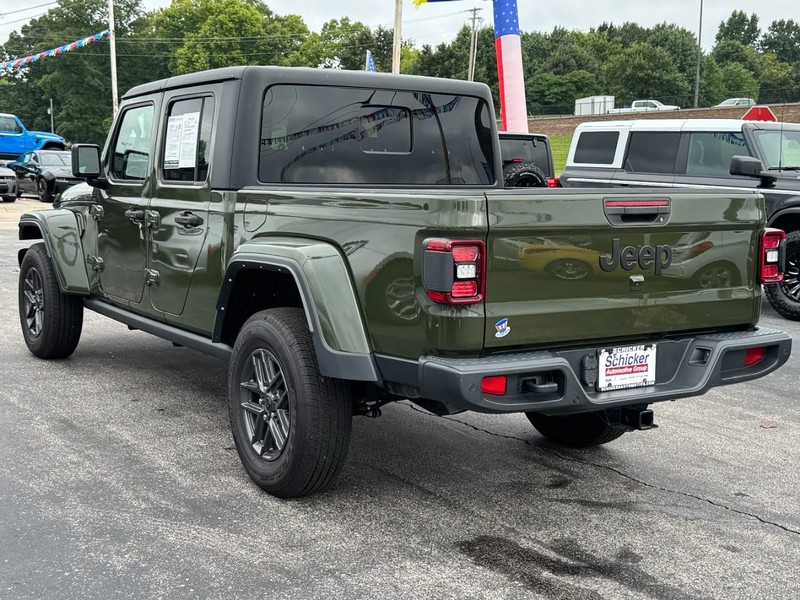 Jeep Gladiator Vehicle Full-screen Gallery Image 06