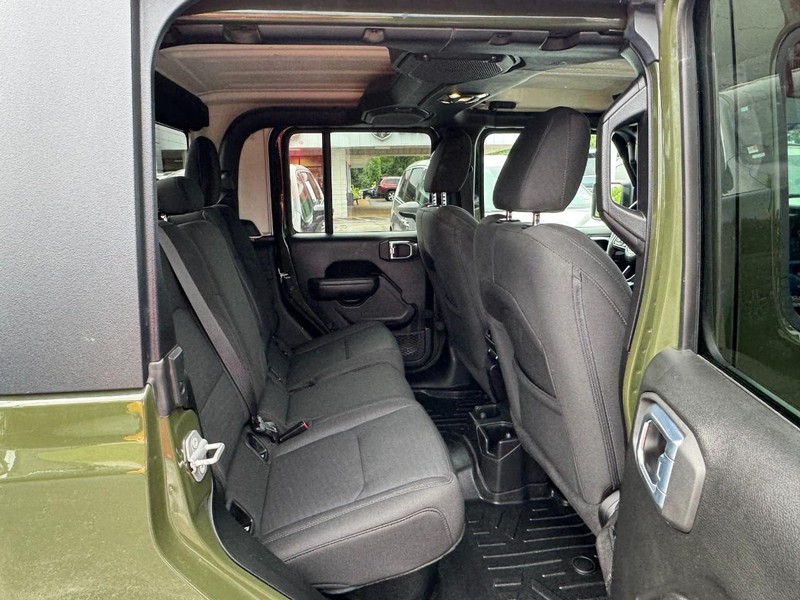 Jeep Gladiator Vehicle Full-screen Gallery Image 10