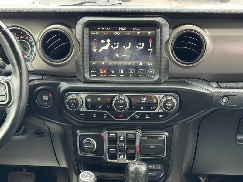 Jeep Gladiator Vehicle Full-screen Gallery Image 13