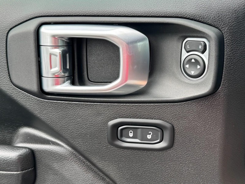 Jeep Gladiator Vehicle Full-screen Gallery Image 23