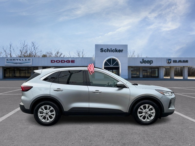 Ford Escape Vehicle Full-screen Gallery Image 02