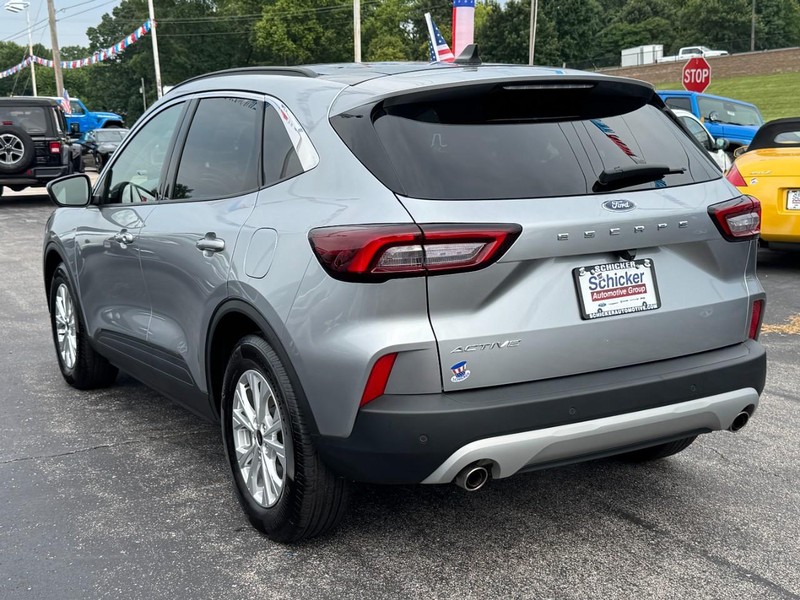 Ford Escape Vehicle Full-screen Gallery Image 06