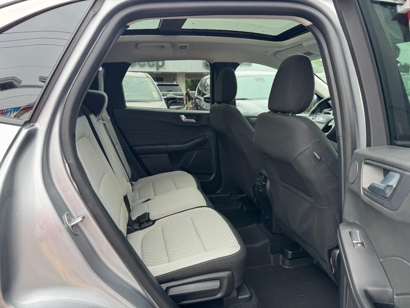 Ford Escape Vehicle Full-screen Gallery Image 10