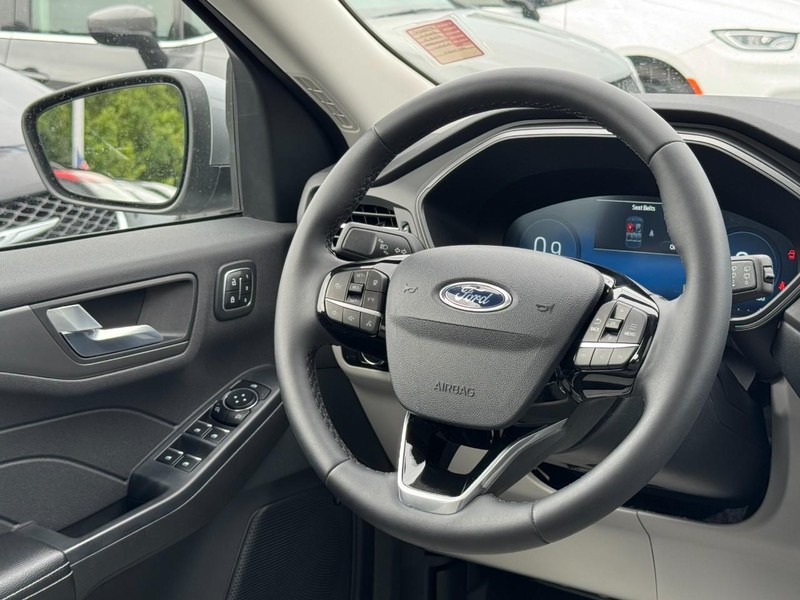 Ford Escape Vehicle Full-screen Gallery Image 12