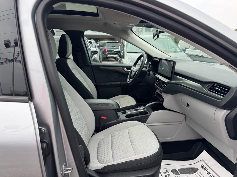 Ford Escape Vehicle Full-screen Gallery Image 15