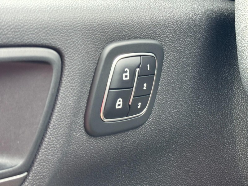 Ford Escape Vehicle Full-screen Gallery Image 16
