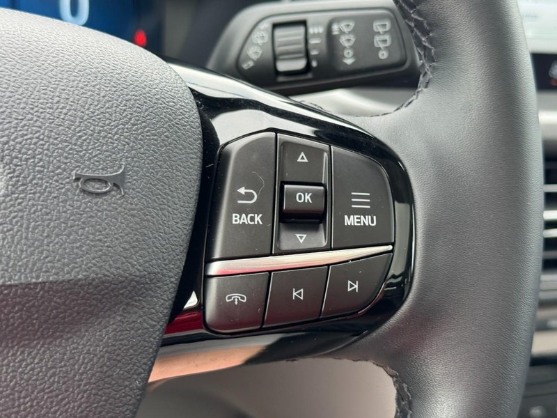 Ford Escape Vehicle Full-screen Gallery Image 18