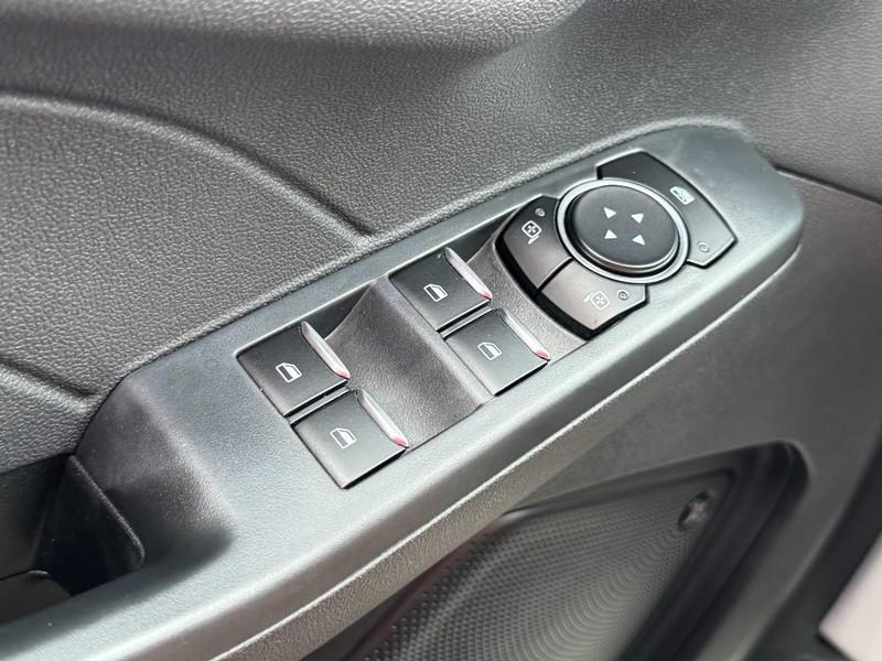 Ford Escape Vehicle Full-screen Gallery Image 24
