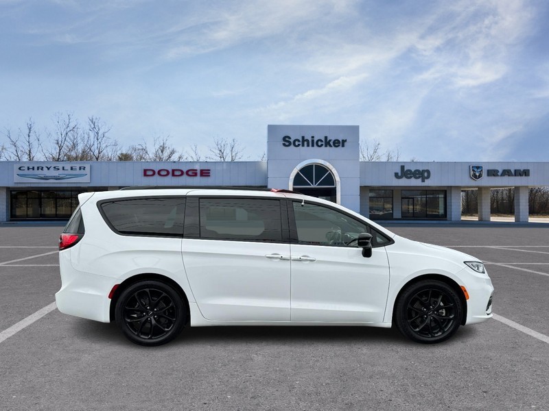 Chrysler Pacifica Vehicle Full-screen Gallery Image 02
