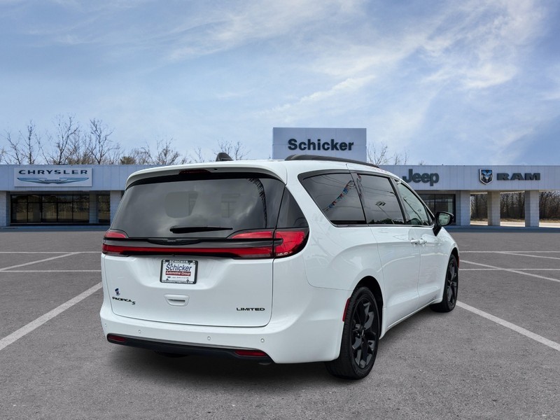 Chrysler Pacifica Vehicle Full-screen Gallery Image 03