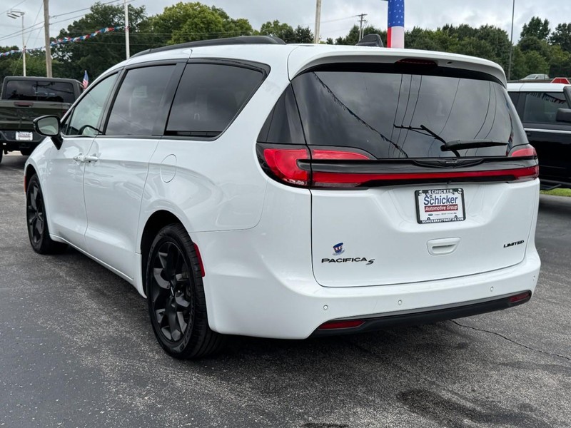 Chrysler Pacifica Vehicle Full-screen Gallery Image 06