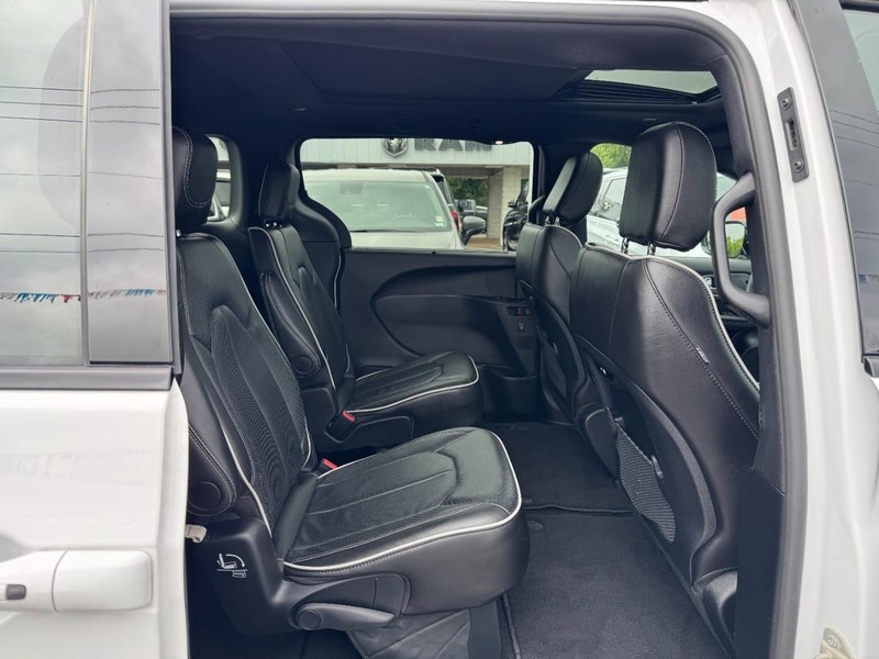 Chrysler Pacifica Vehicle Full-screen Gallery Image 10