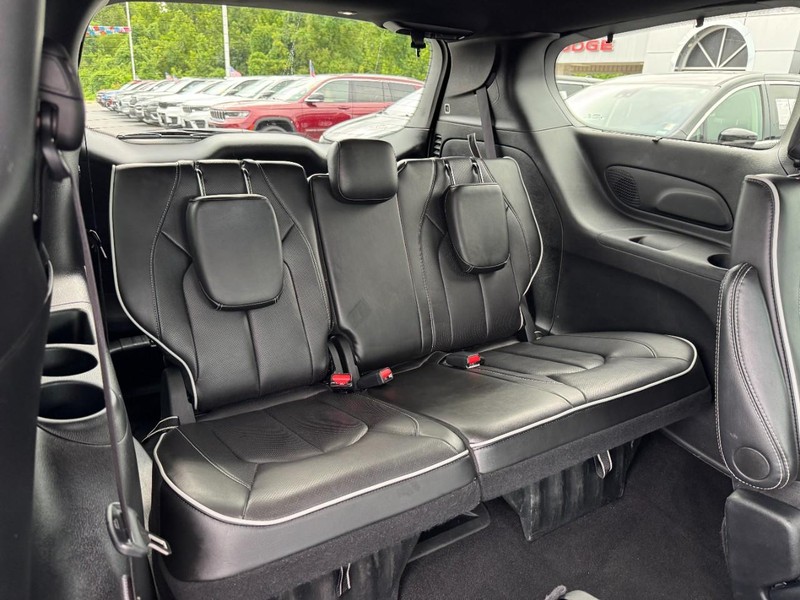Chrysler Pacifica Vehicle Full-screen Gallery Image 11