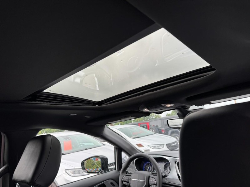 Chrysler Pacifica Vehicle Full-screen Gallery Image 12