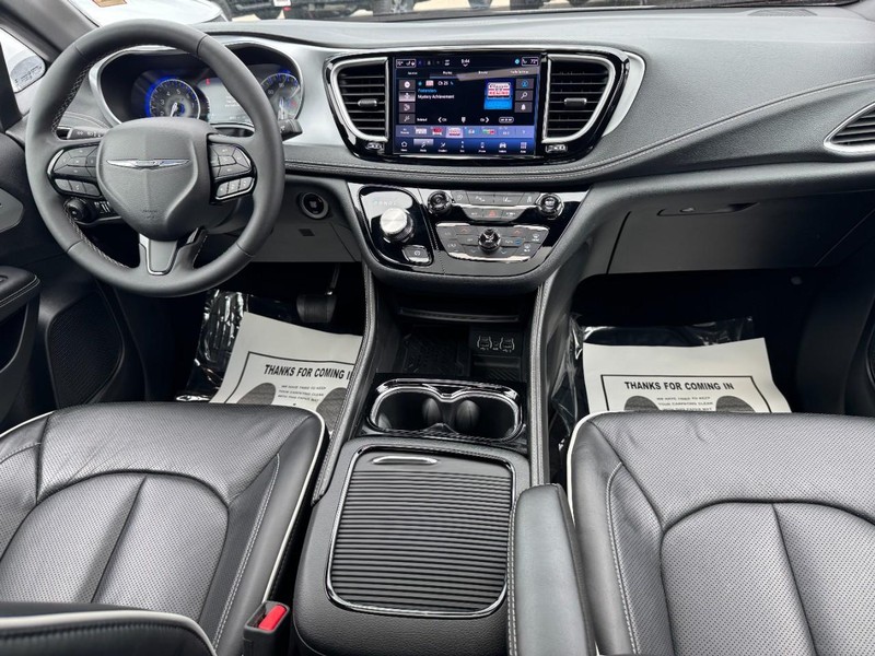 Chrysler Pacifica Vehicle Full-screen Gallery Image 13