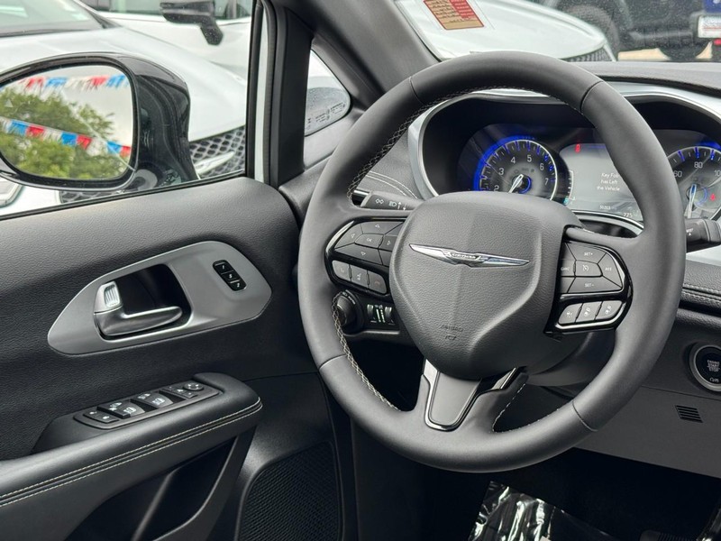 Chrysler Pacifica Vehicle Full-screen Gallery Image 14