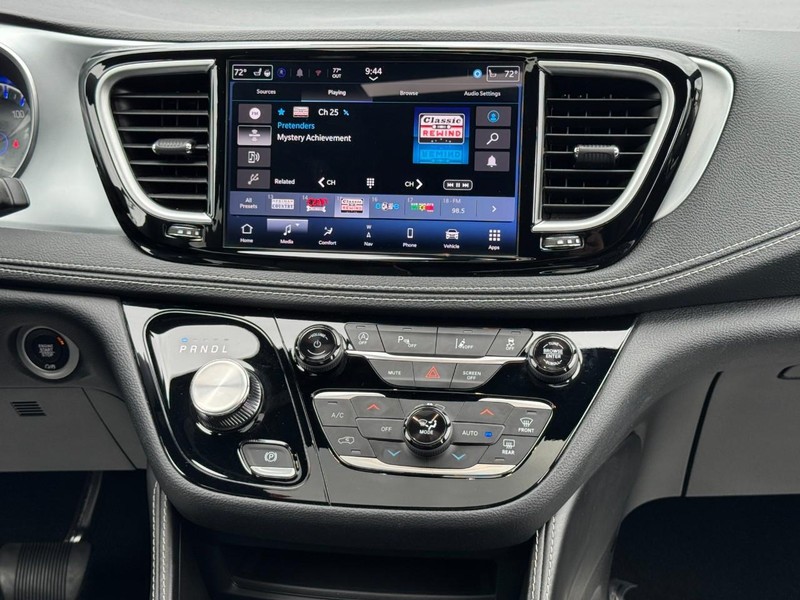 Chrysler Pacifica Vehicle Full-screen Gallery Image 15