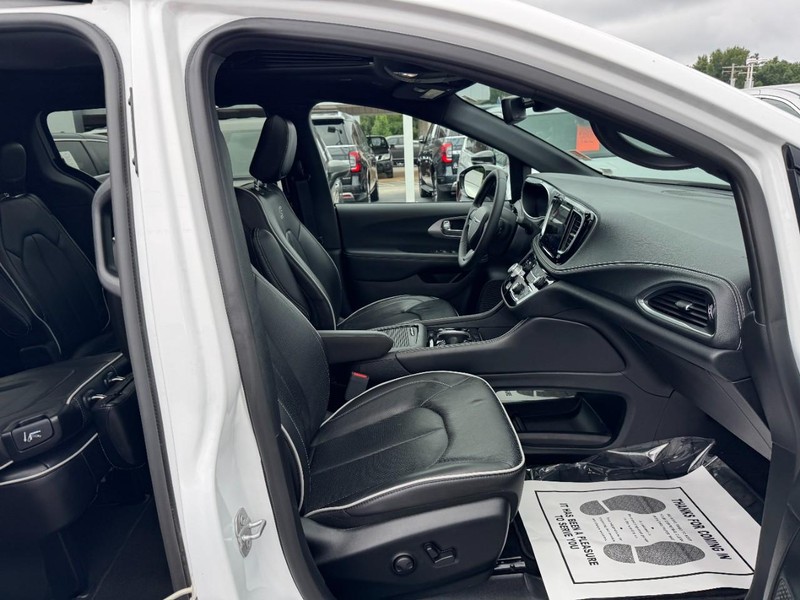 Chrysler Pacifica Vehicle Full-screen Gallery Image 16