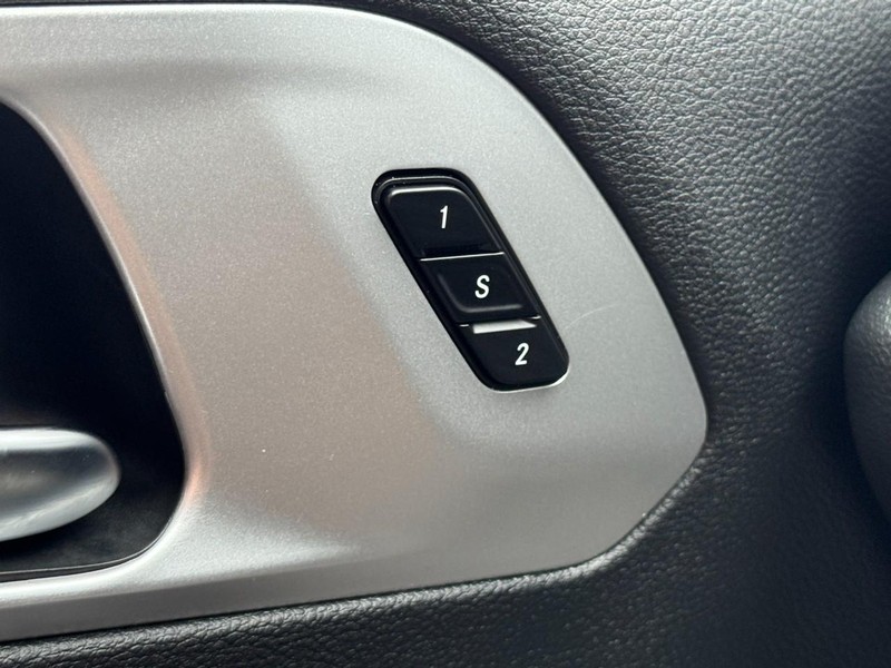 Chrysler Pacifica Vehicle Full-screen Gallery Image 17