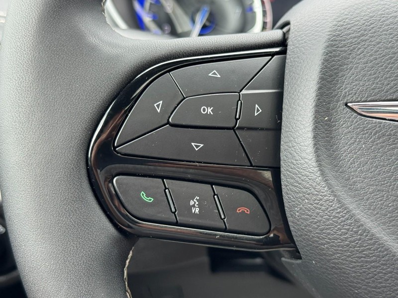 Chrysler Pacifica Vehicle Full-screen Gallery Image 18
