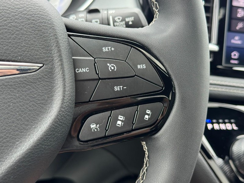 Chrysler Pacifica Vehicle Full-screen Gallery Image 19