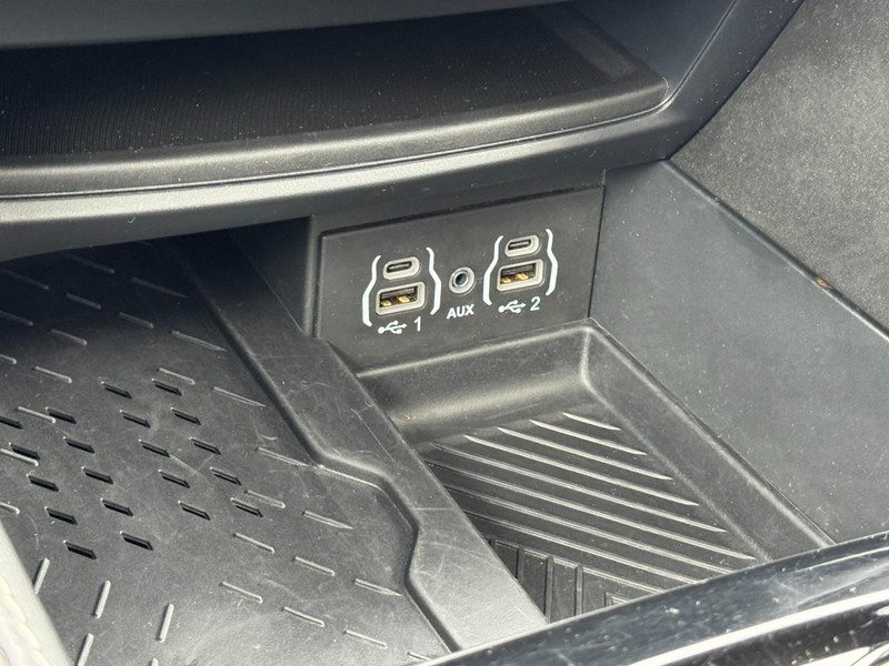 Chrysler Pacifica Vehicle Full-screen Gallery Image 21