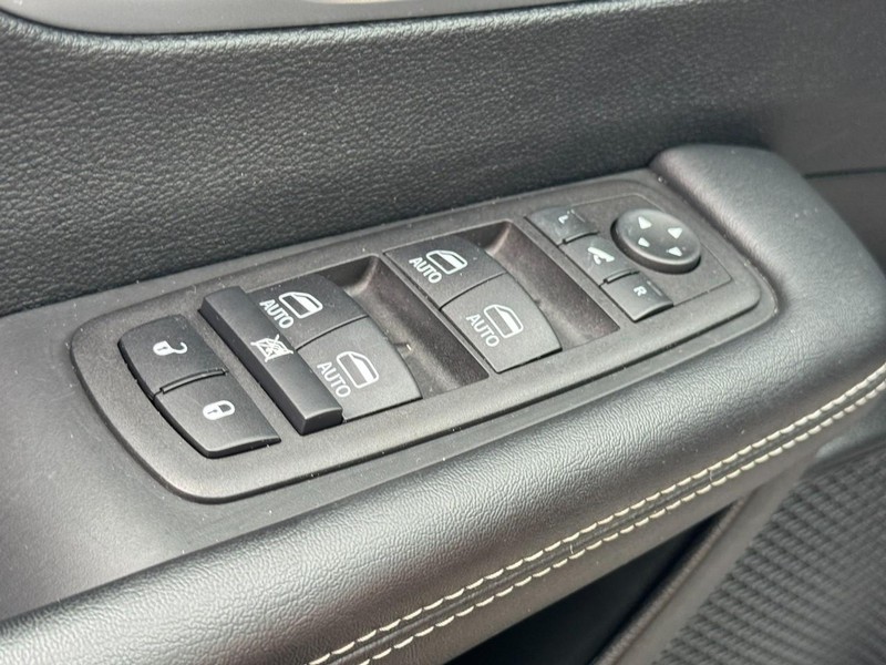 Chrysler Pacifica Vehicle Full-screen Gallery Image 26