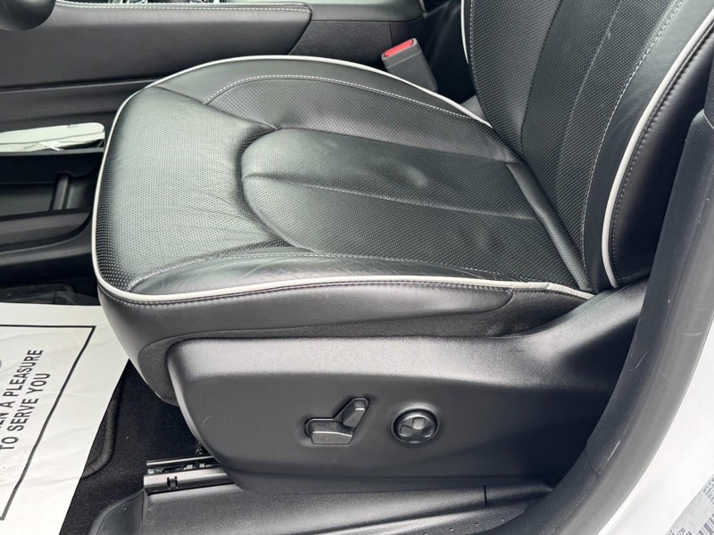 Chrysler Pacifica Vehicle Full-screen Gallery Image 27