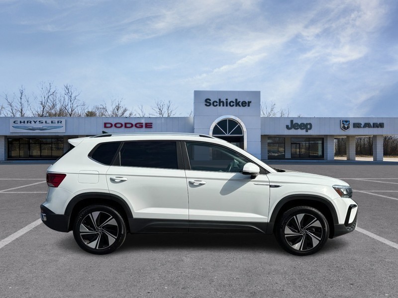 Volkswagen Taos Vehicle Full-screen Gallery Image 02