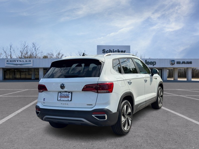 Volkswagen Taos Vehicle Full-screen Gallery Image 03