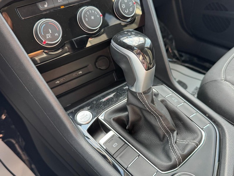 Volkswagen Taos Vehicle Full-screen Gallery Image 19
